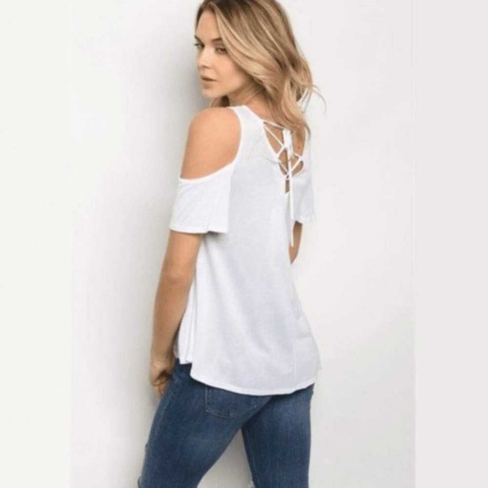 New White Top cold shoulders sleeves 🌸